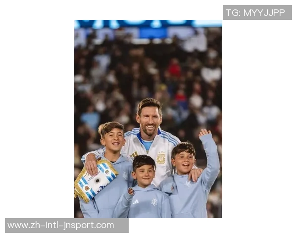 安东内拉社媒分享与梅西甜蜜合影为国家队加油助威