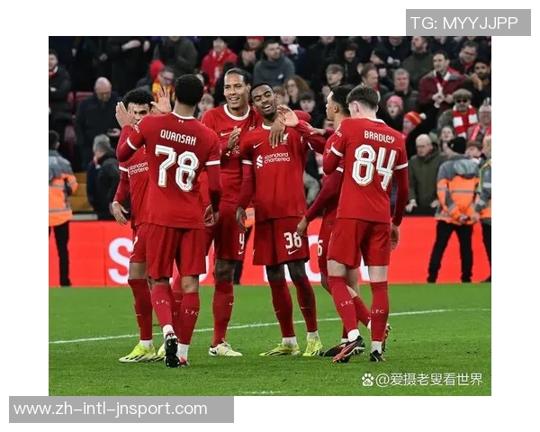 阿森纳球员提前布局拦截战术在中场线前的精彩表现