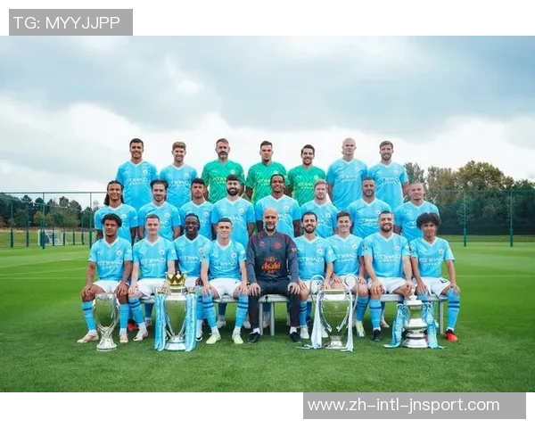 曼城新赛季全家福展现团结精神瓜帅领衔福登与B席并肩作战