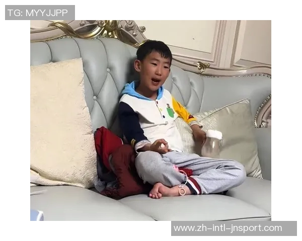 周琦儿子糊糊与曾凡博亲密互动温馨瞬间引发关注 周琦儿子糊糊与曾凡博亲密互动温馨瞬间引发关注